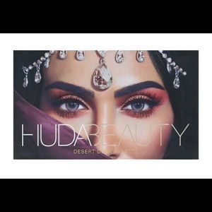 HUDA BEAUTY eyeshadow palette
